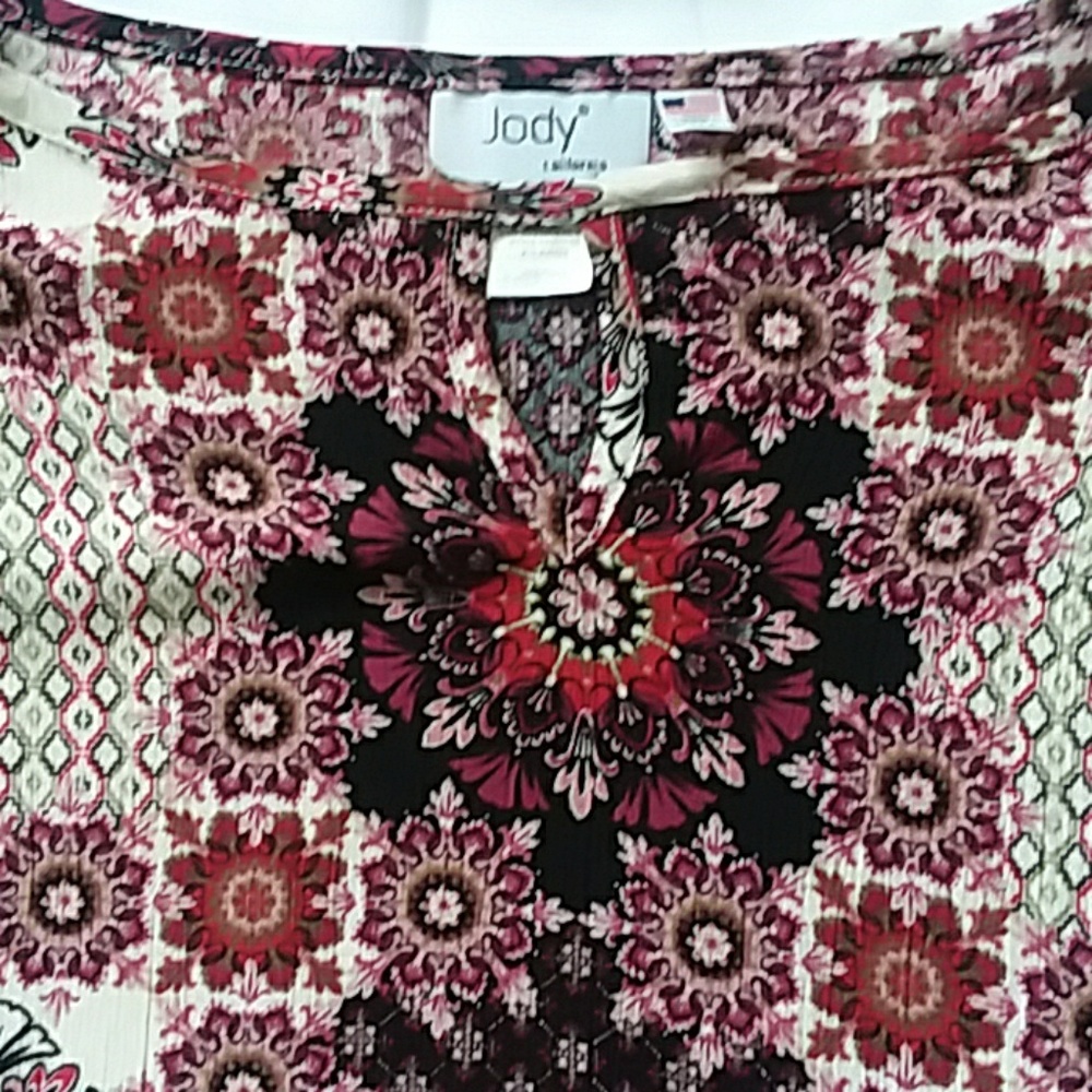 Mandala pattern top. - Picture 3 of 3